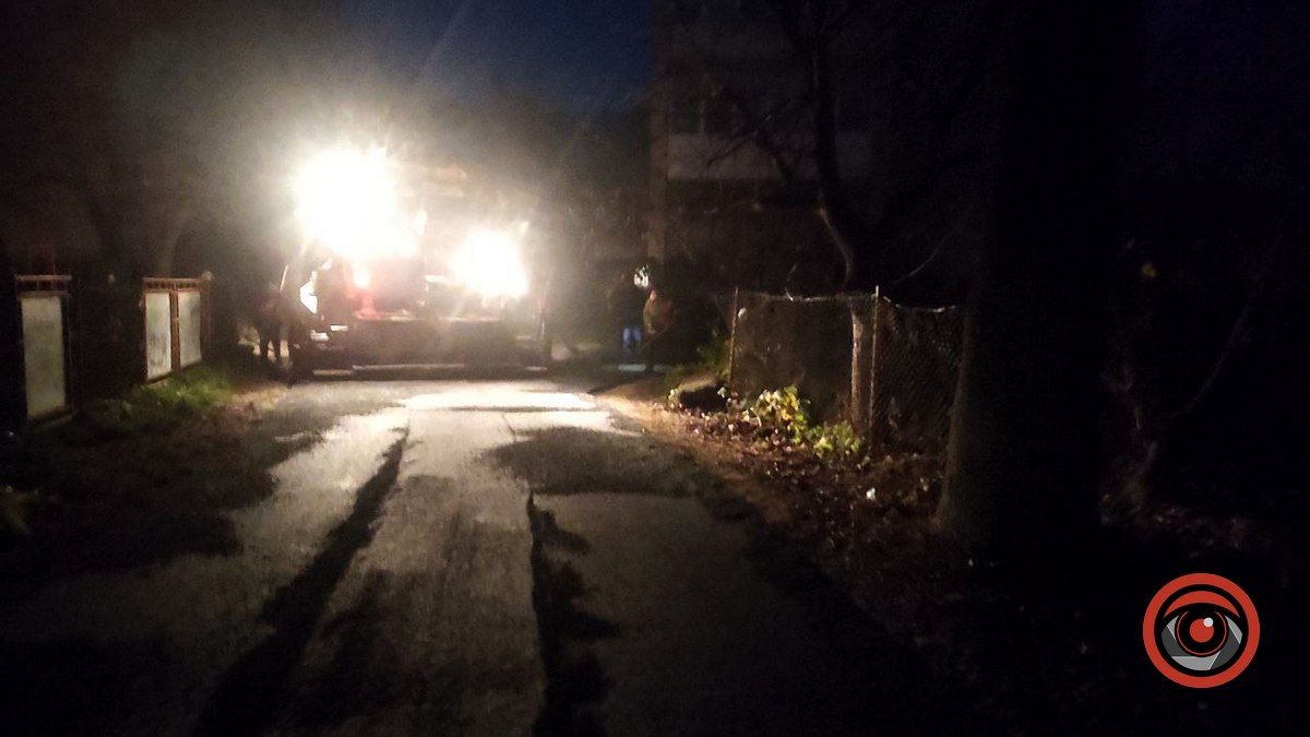 Попри тривогу й ніч у Коломиї ремонтують дорогу в мікрорайоні 1