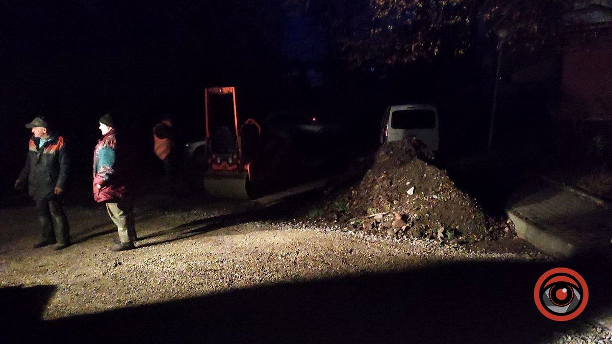 Попри тривогу й ніч у Коломиї ремонтують дорогу в мікрорайоні 5