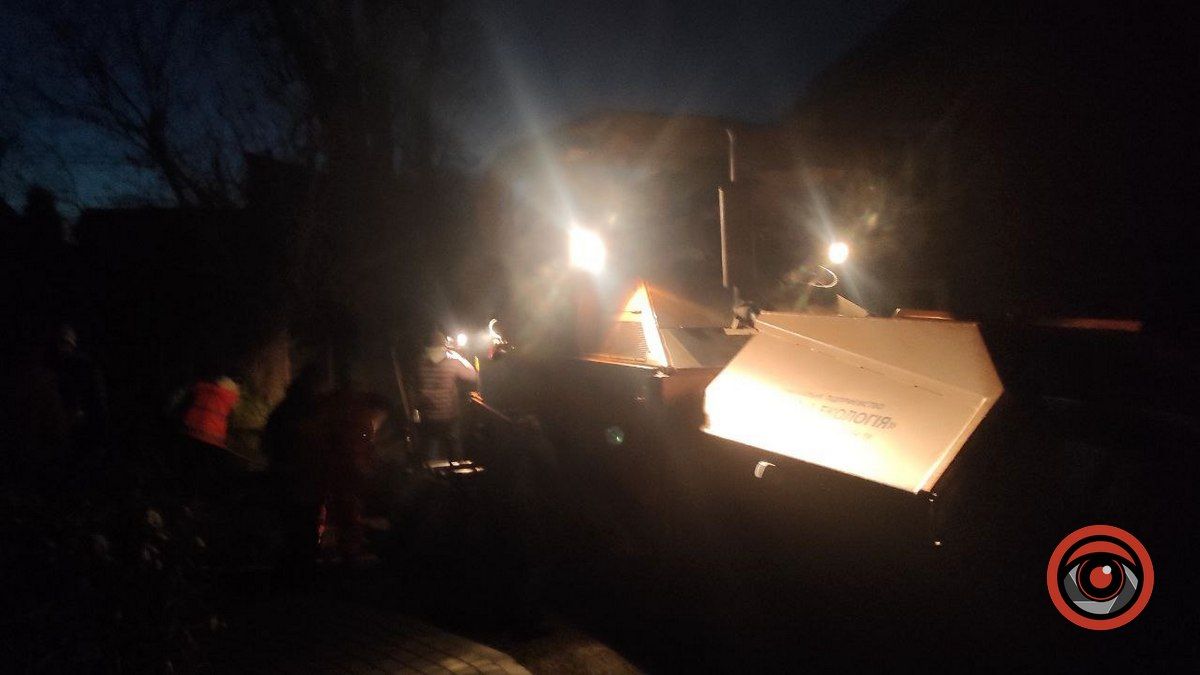 Попри тривогу й ніч у Коломиї ремонтують дорогу в мікрорайоні 6