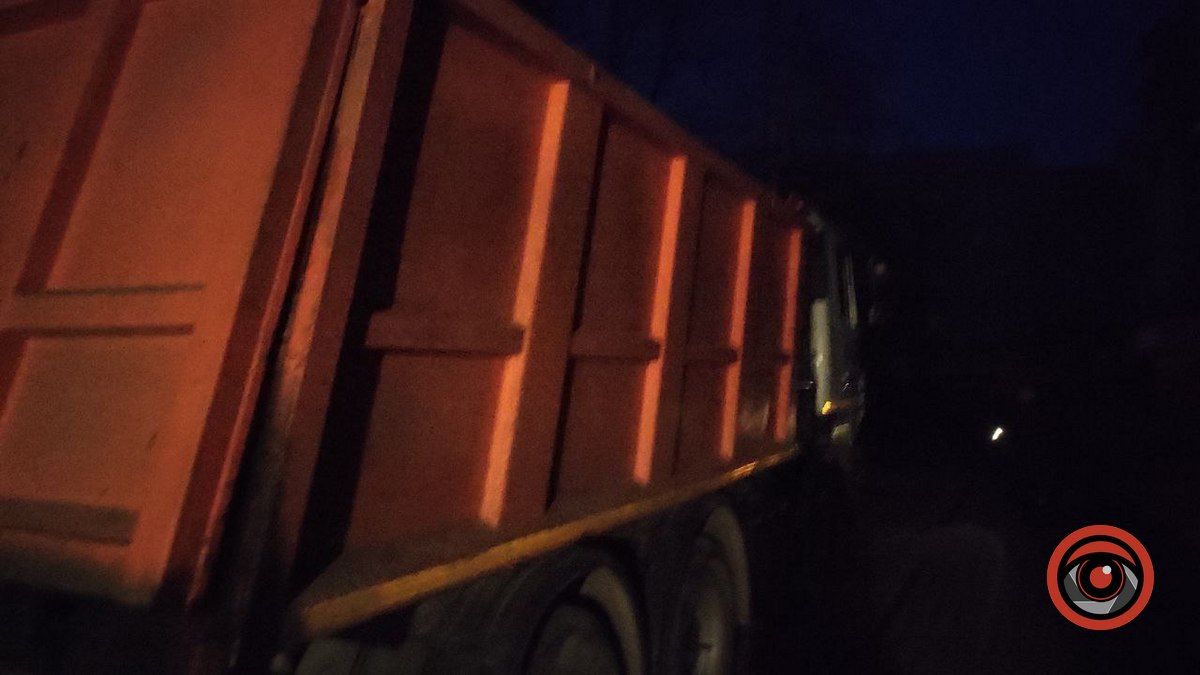 Попри тривогу й ніч у Коломиї ремонтують дорогу в мікрорайоні 3