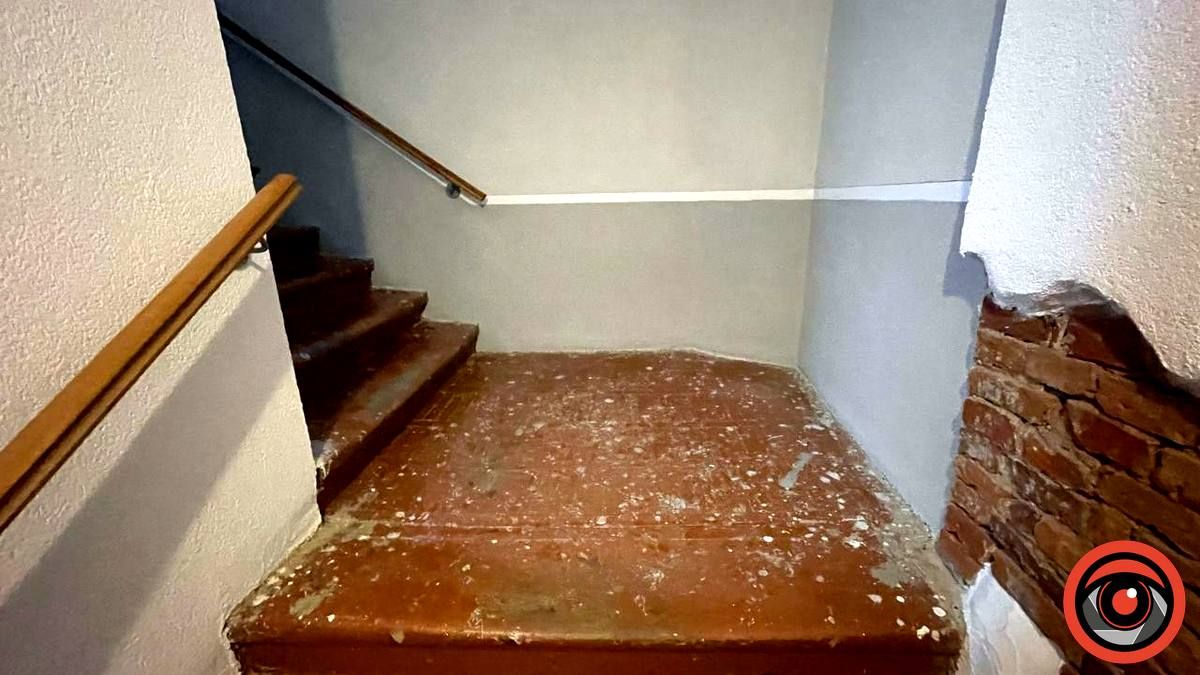 Помий мене: у коломийській ратуші ніяк не приберуть після ремонту 2