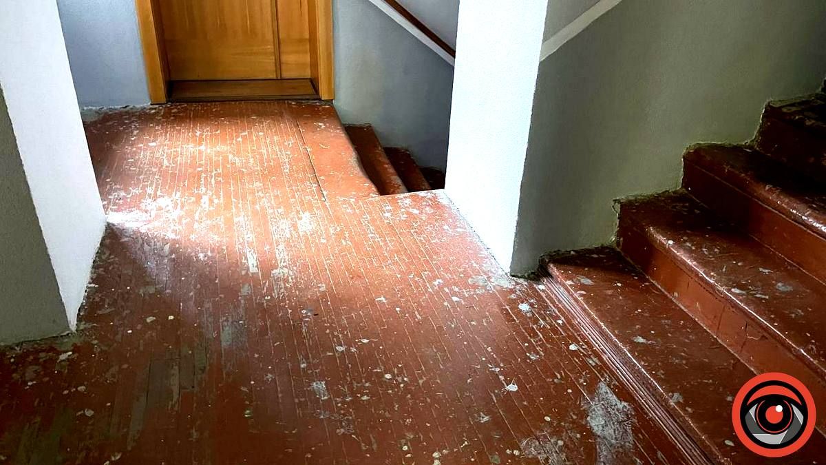 Помий мене: у коломийській ратуші ніяк не приберуть після ремонту 3