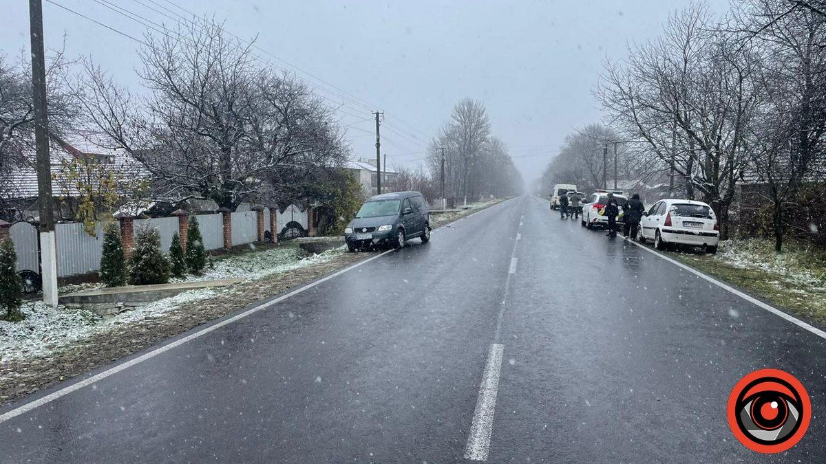 У Ценяві авто викинуло з дороги прямо в поле 4