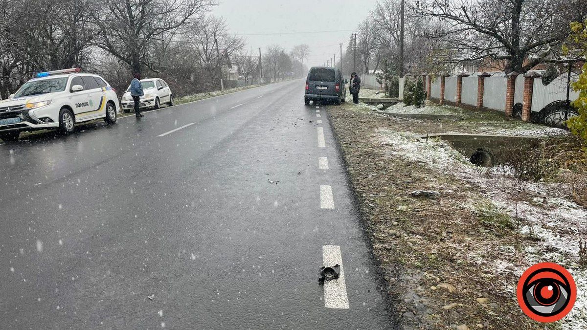 У Ценяві авто викинуло з дороги прямо в поле 3