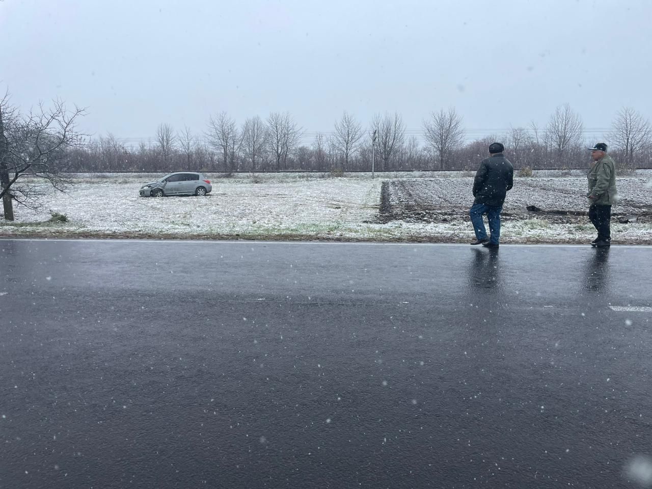 У Ценяві авто викинуло з дороги прямо в поле 1