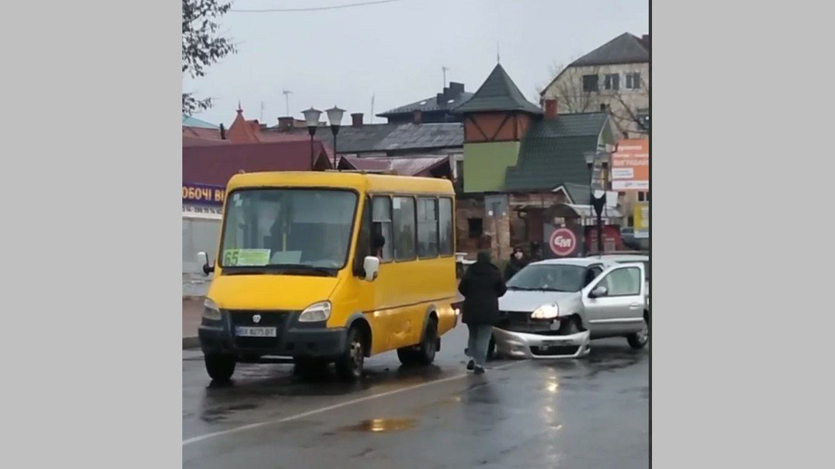У Коломиї на проспекті легковик в'їхав в маршрутку