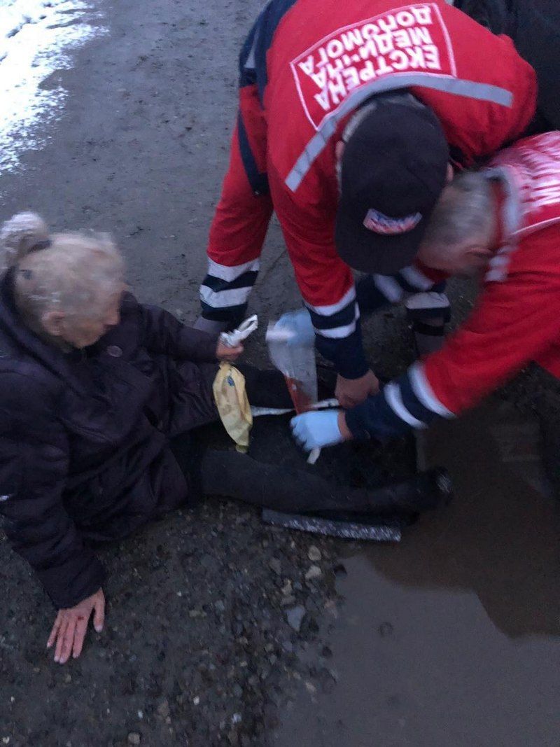 Вдосвіта в Сопові машина збила жінку 2