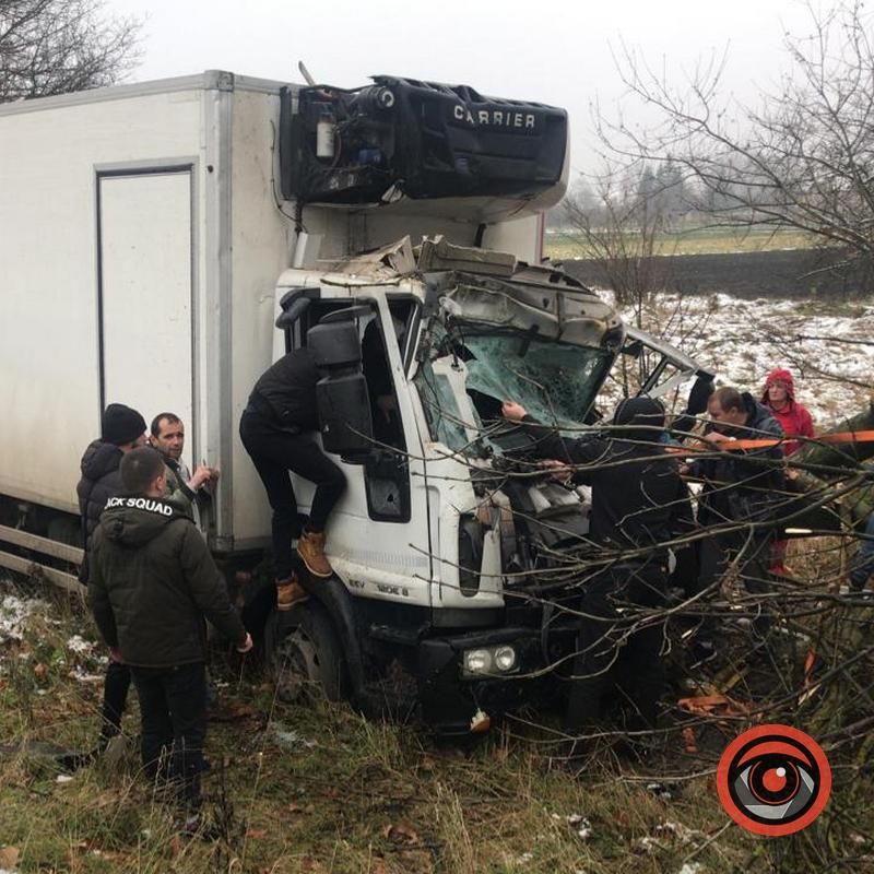 Неподалік Заболотова вантажівка врізалась в дерево 3