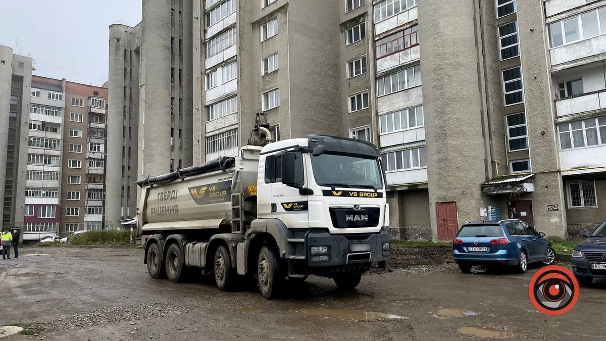 На вулиці Січових Стрільців тривають роботи: в'їзд у двір ускладнений 2