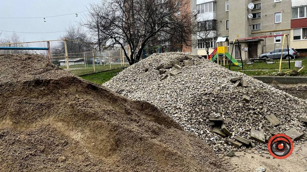 На вулиці Січових Стрільців тривають роботи: в'їзд у двір ускладнений 4