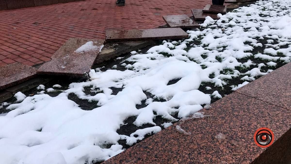 На площі Відродження почали демонтувати плитку 2