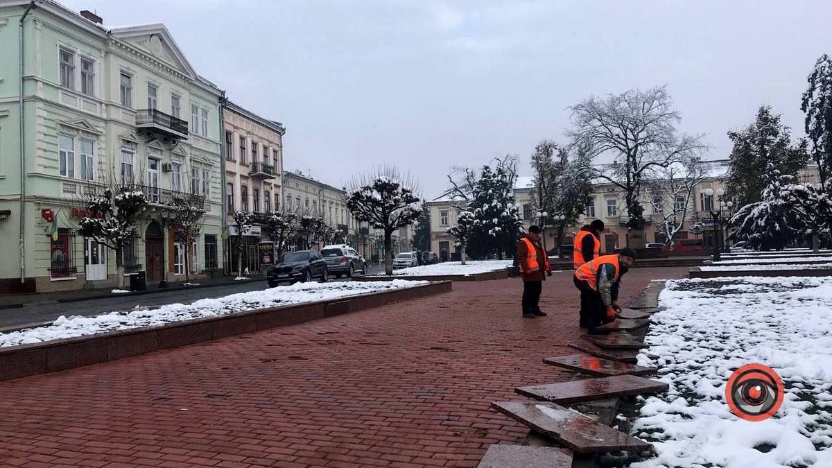На площі Відродження почали демонтувати плитку 1