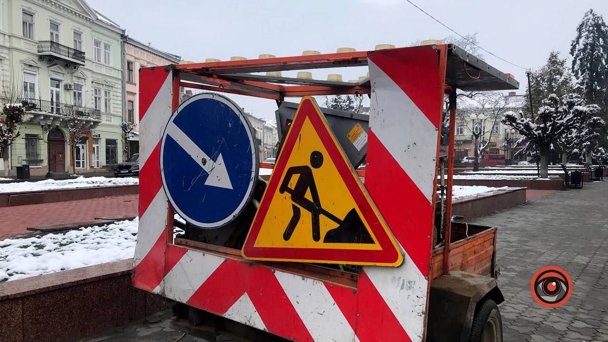 На площі Відродження почали демонтувати плитку 5