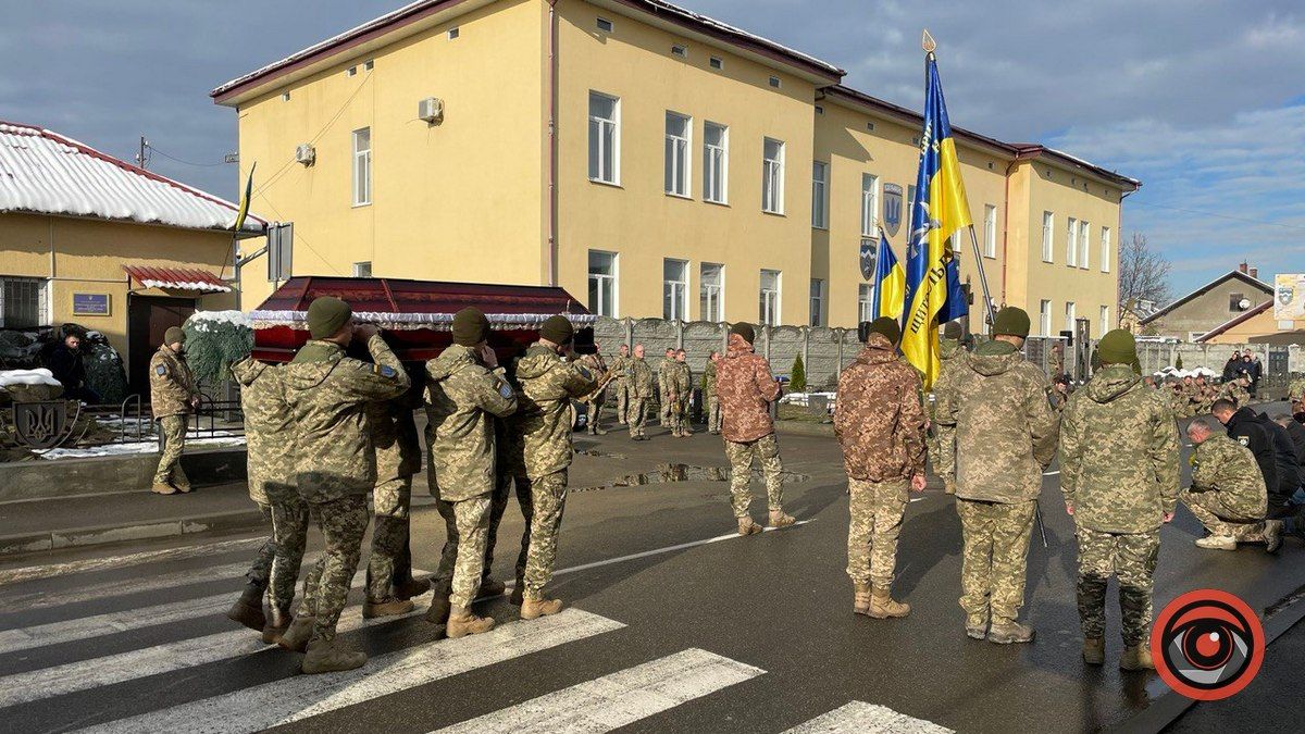 Загиблому бійцю "десятки" Ігорю Романюку віддали шану в Коломиї 7