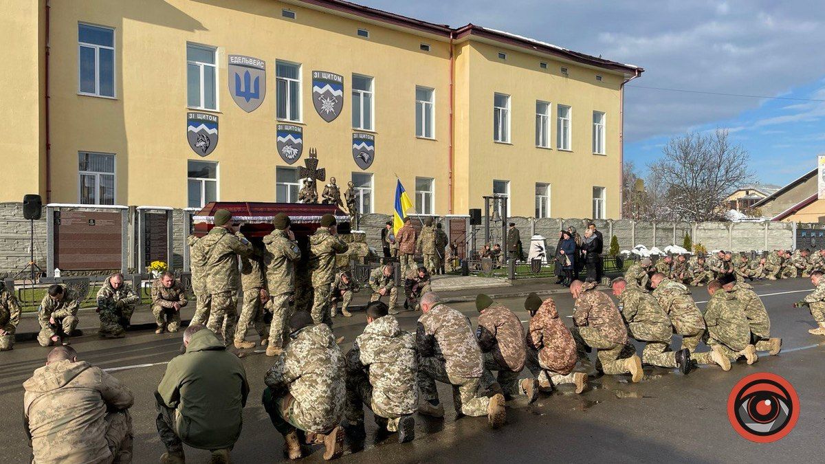 Загиблому бійцю "десятки" Ігорю Романюку віддали шану в Коломиї 6