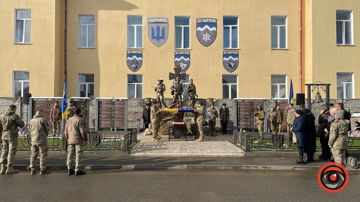 Загиблому бійцю "десятки" Ігорю Романюку віддали шану в Коломиї 4