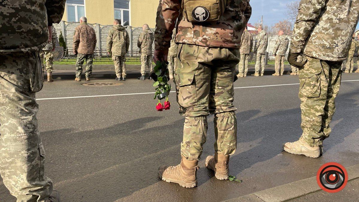Загиблому бійцю "десятки" Ігорю Романюку віддали шану в Коломиї 3