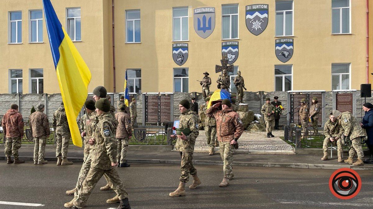 Загиблому бійцю "десятки" Ігорю Романюку віддали шану в Коломиї 2