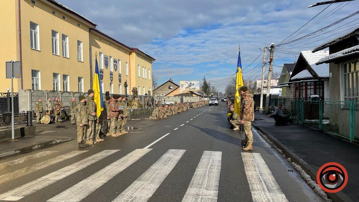 Загиблому бійцю "десятки" Ігорю Романюку віддали шану в Коломиї 8