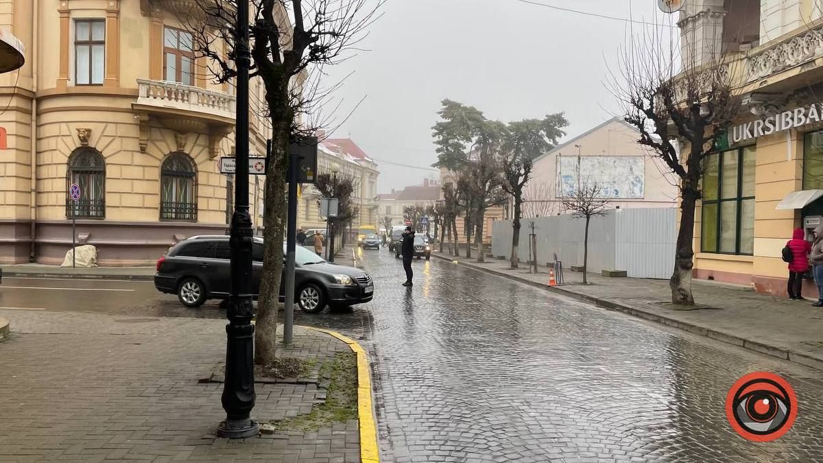 На вулиці Театральній ускладнений рух транспорту 1