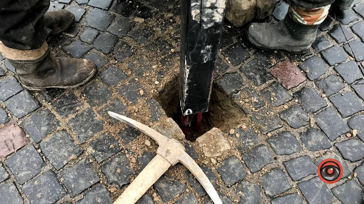 Заїзд до площі Відродження закрили стовпами 2