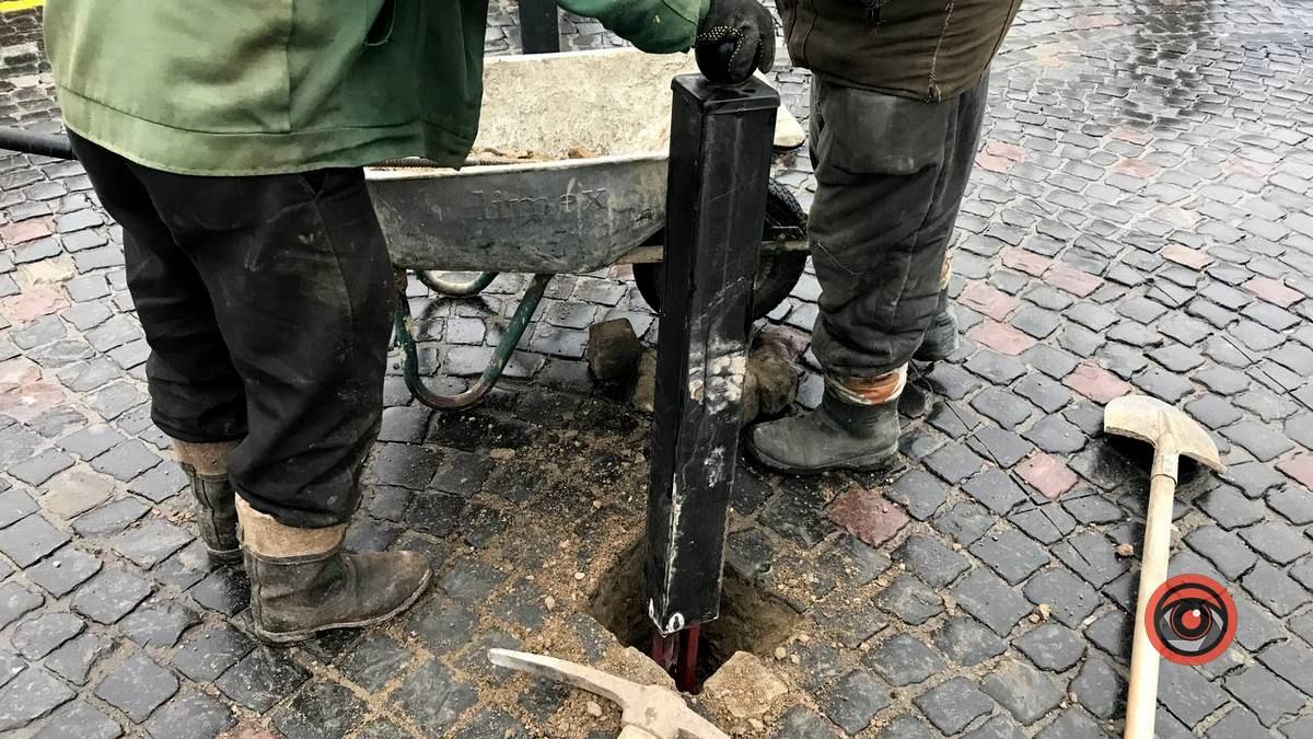 Заїзд до площі Відродження закрили стовпами 1