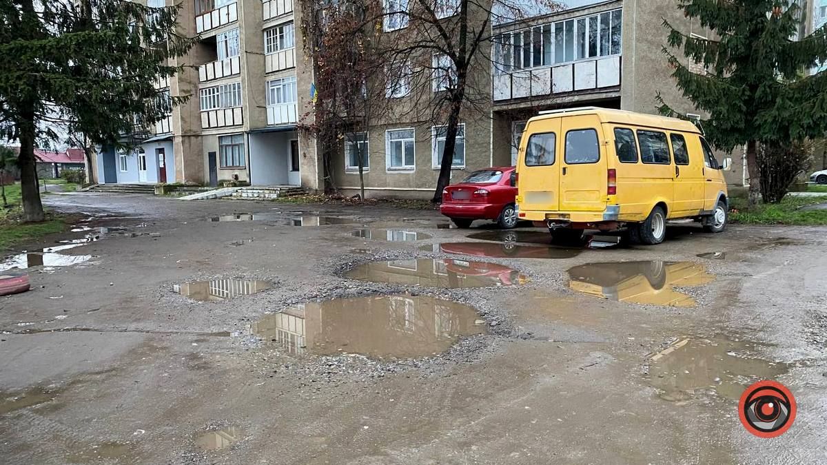 Коломийська Венеція: калюжі на вулиці Богуна 3