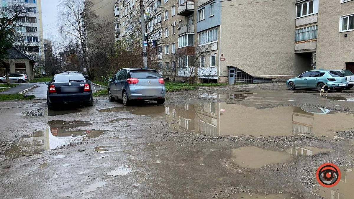 Коломийська Венеція: калюжі на вулиці Богуна 4