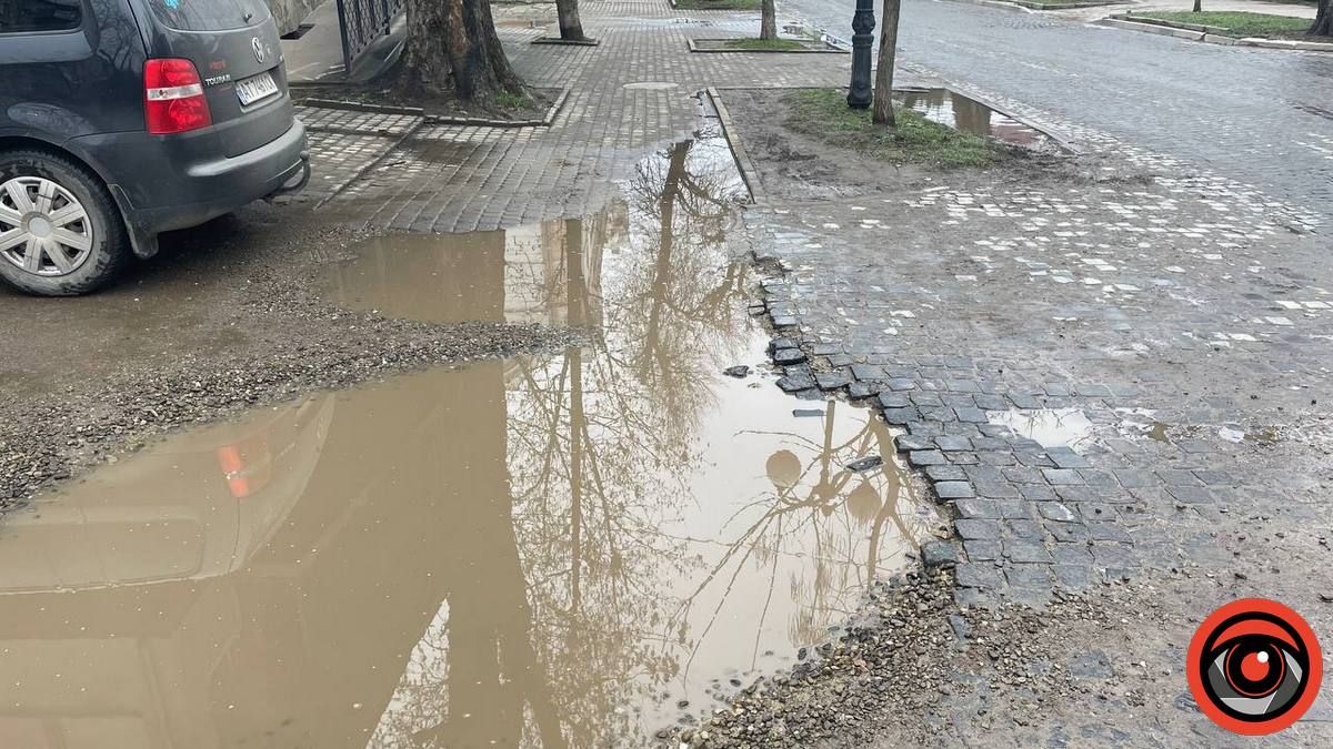 Мешканці бульвару Лесі Українки просять полатати ями 1