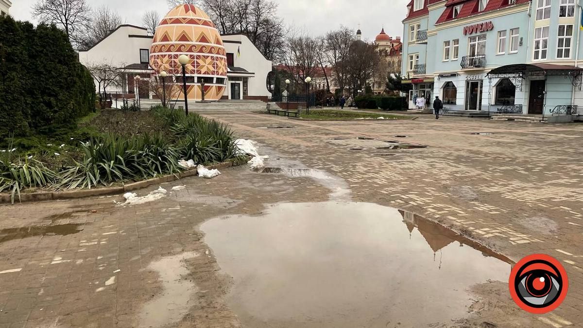 Біля писанки в Коломиї знову ями й калюжі 6