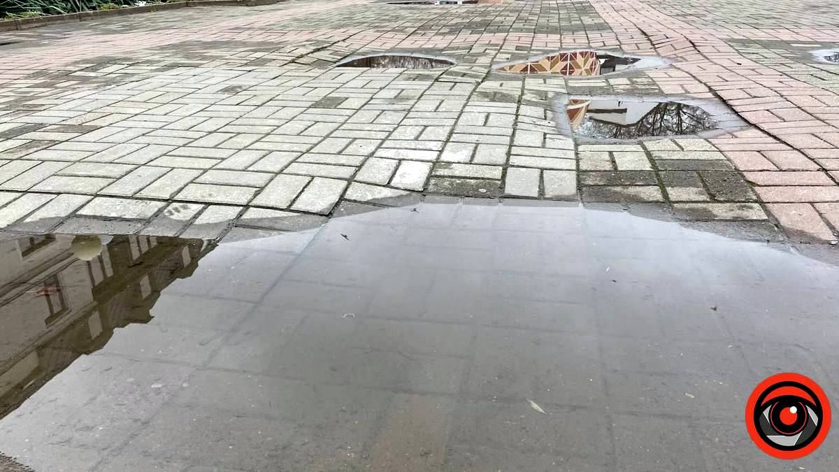 Біля писанки в Коломиї знову ями й калюжі 4