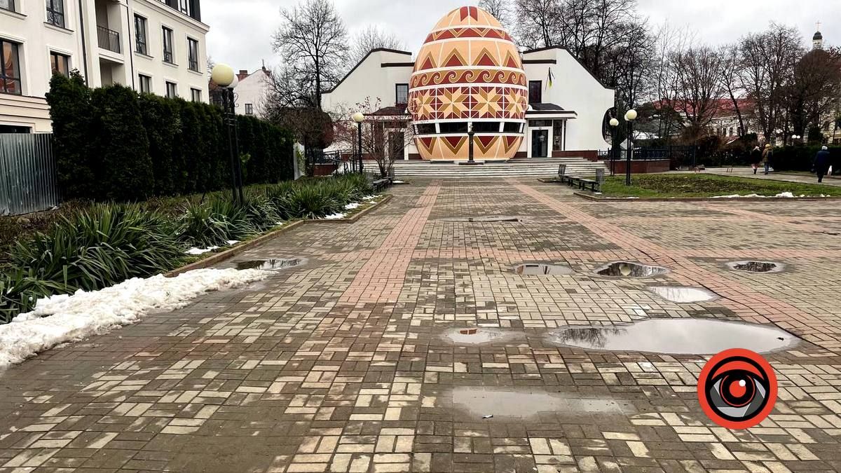 Біля писанки в Коломиї знову ями й калюжі 5