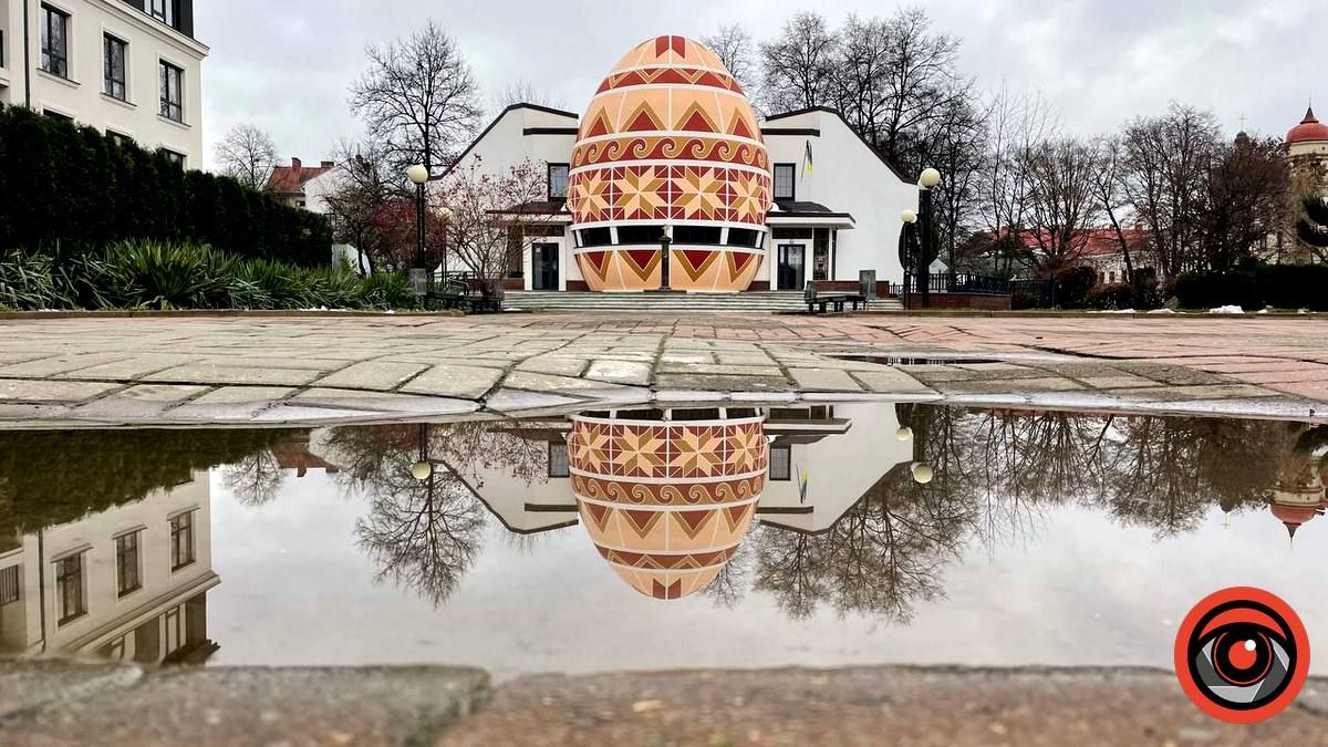 Біля писанки в Коломиї знову ями й калюжі