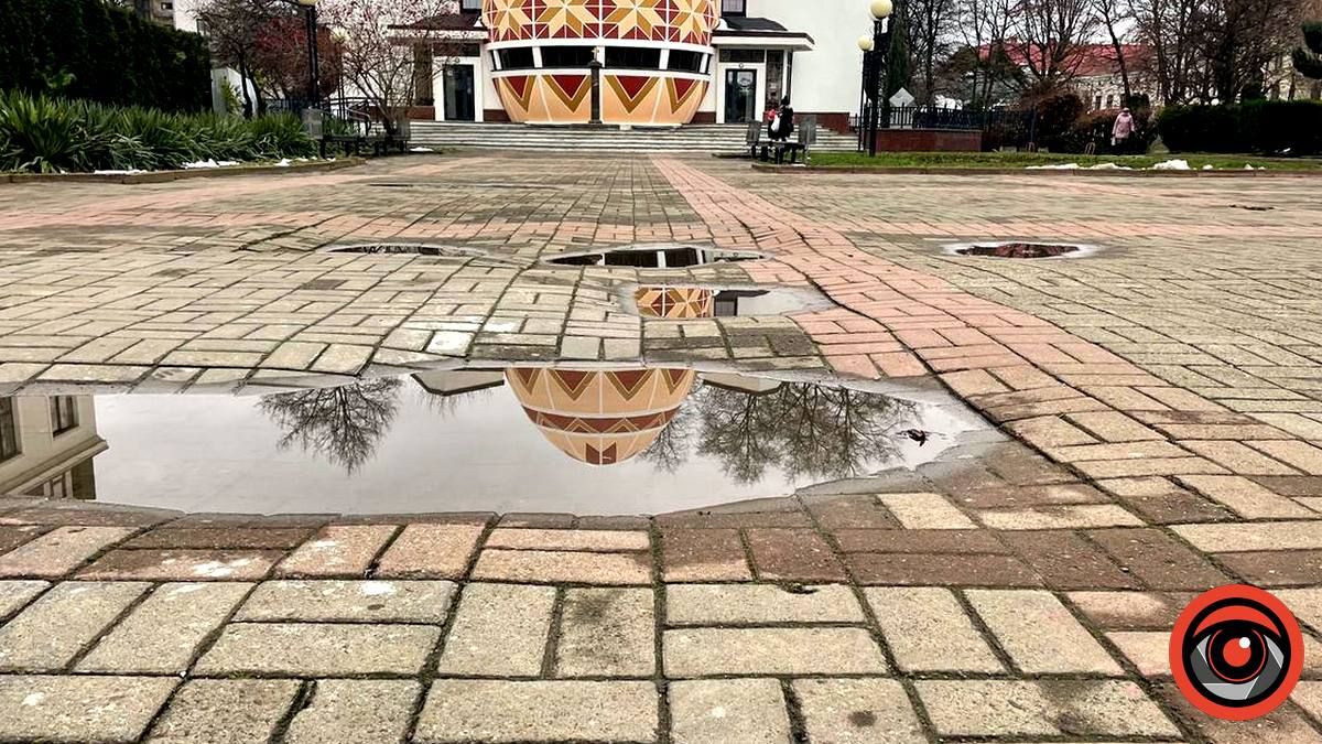 Біля писанки в Коломиї знову ями й калюжі 3