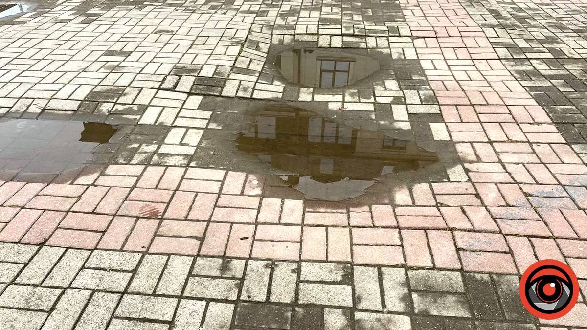 Біля писанки в Коломиї знову ями й калюжі 2