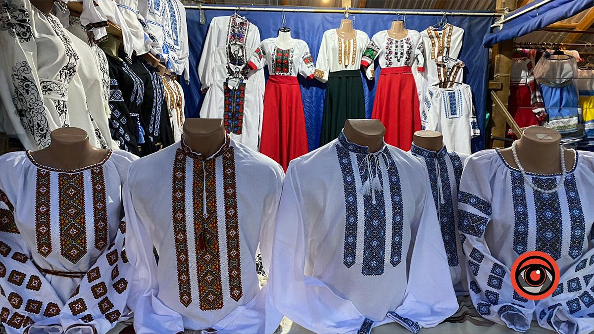 Як працює базар "Вишиванка" у Коломиї: фоторепортаж 49