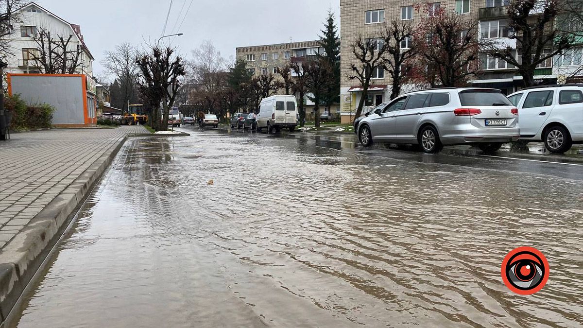 У Коломиї пошкодили трубу водогону і по вул. Січових Стрільців потекли ріки 1