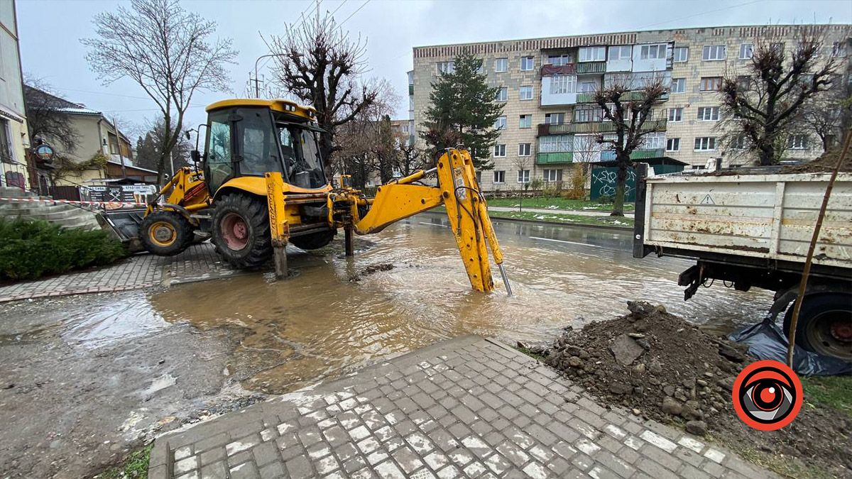 У Коломиї пошкодили трубу водогону і по вул. Січових Стрільців потекли ріки 3