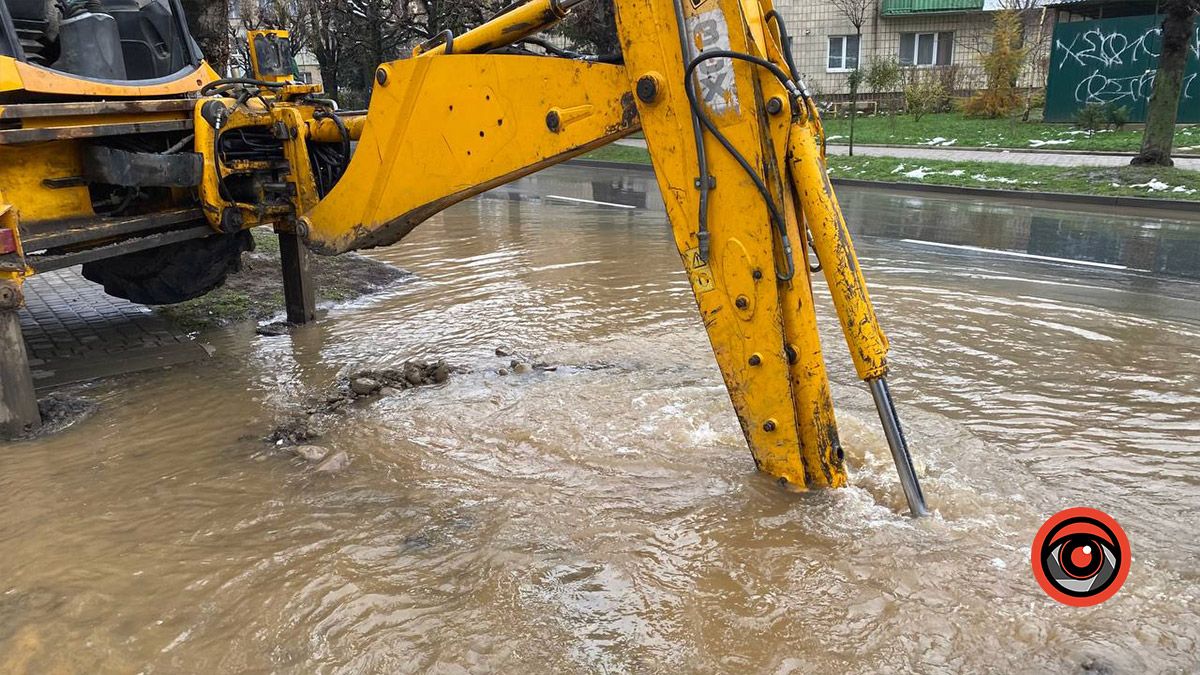 У Коломиї пошкодили трубу водогону і по вул. Січових Стрільців потекли ріки 4
