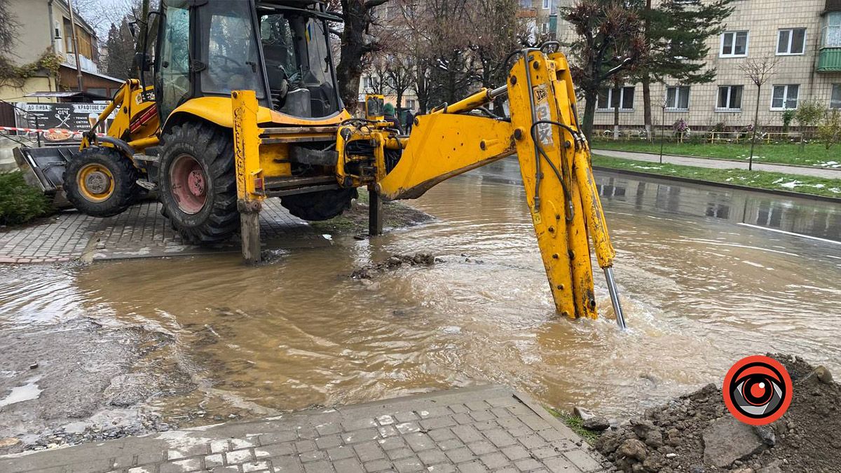 У Коломиї пошкодили трубу водогону і по вул. Січових Стрільців потекли ріки