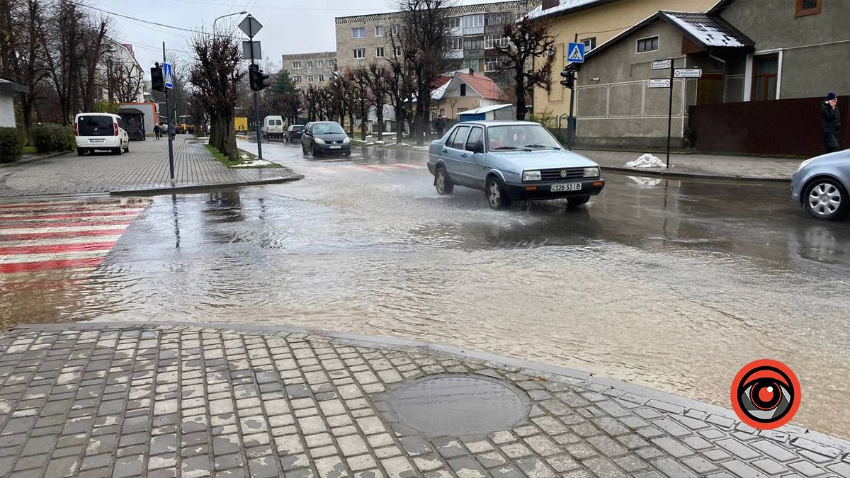 У Коломиї пошкодили трубу водогону і по вул. Січових Стрільців потекли ріки 2