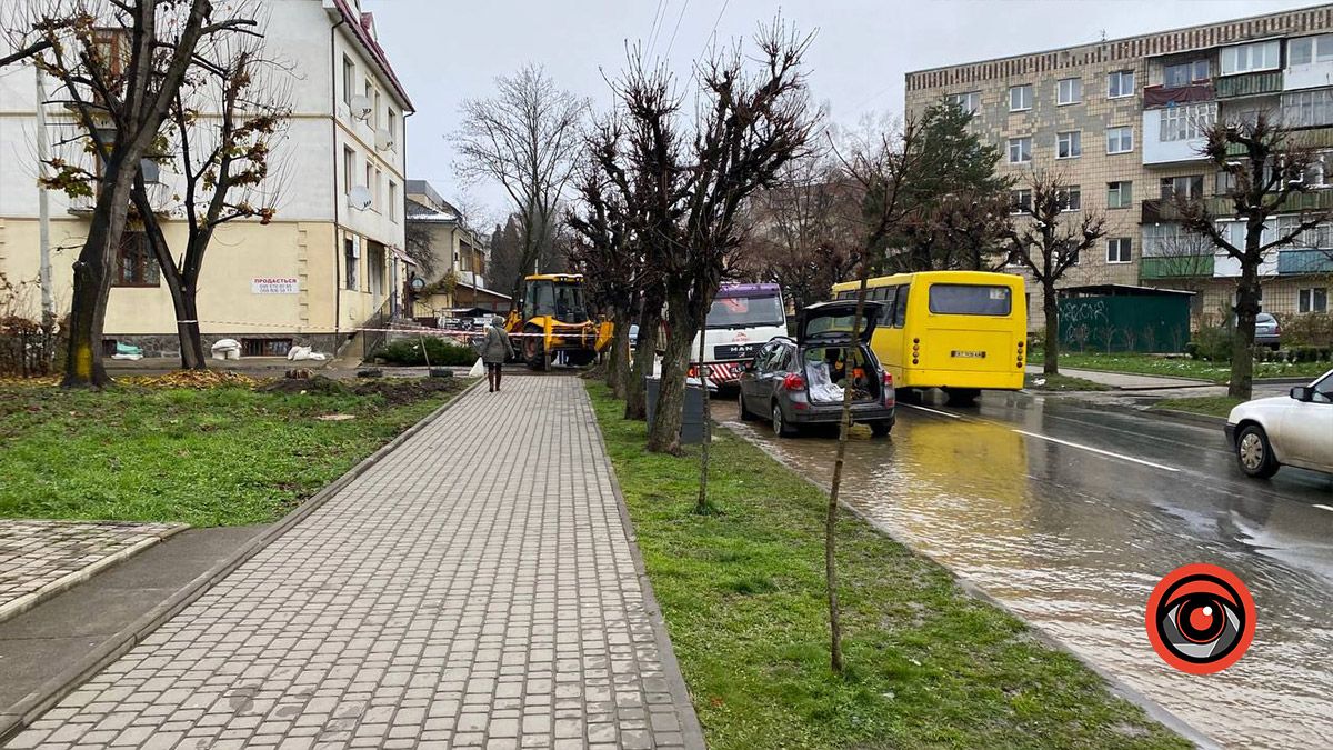 У Коломиї пошкодили трубу водогону і по вул. Січових Стрільців потекли ріки 5