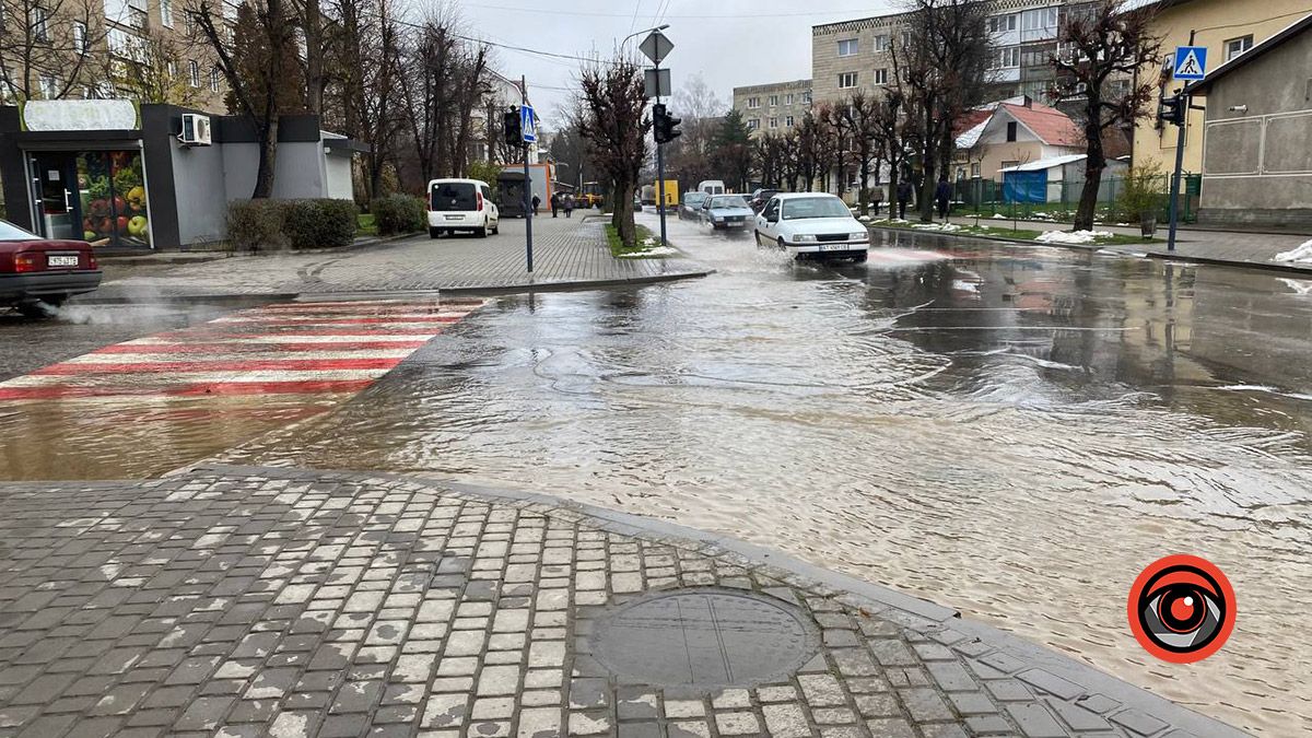 У Коломиї пошкодили трубу водогону і по вул. Січових Стрільців потекли ріки 6