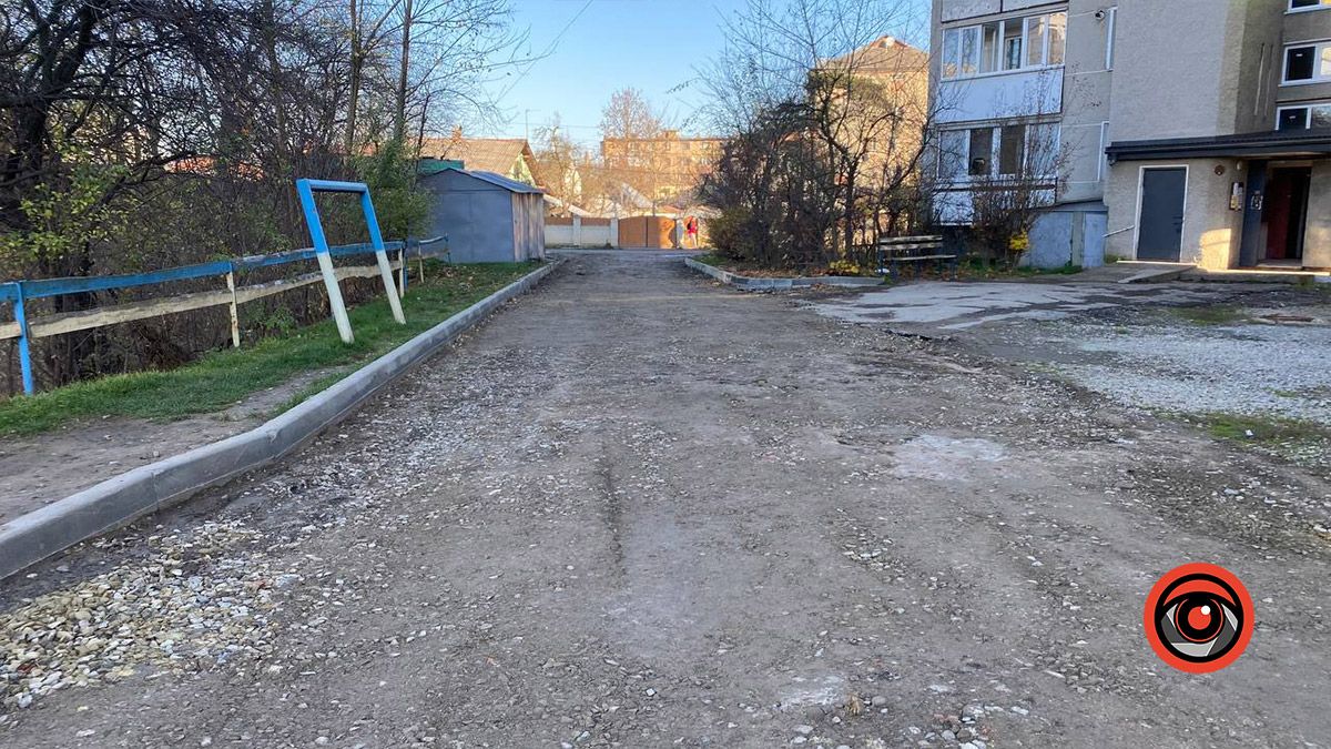 У Коломиї облагороджують прибудинкові території на вулицях Січових Стрільців та Лисенка 6