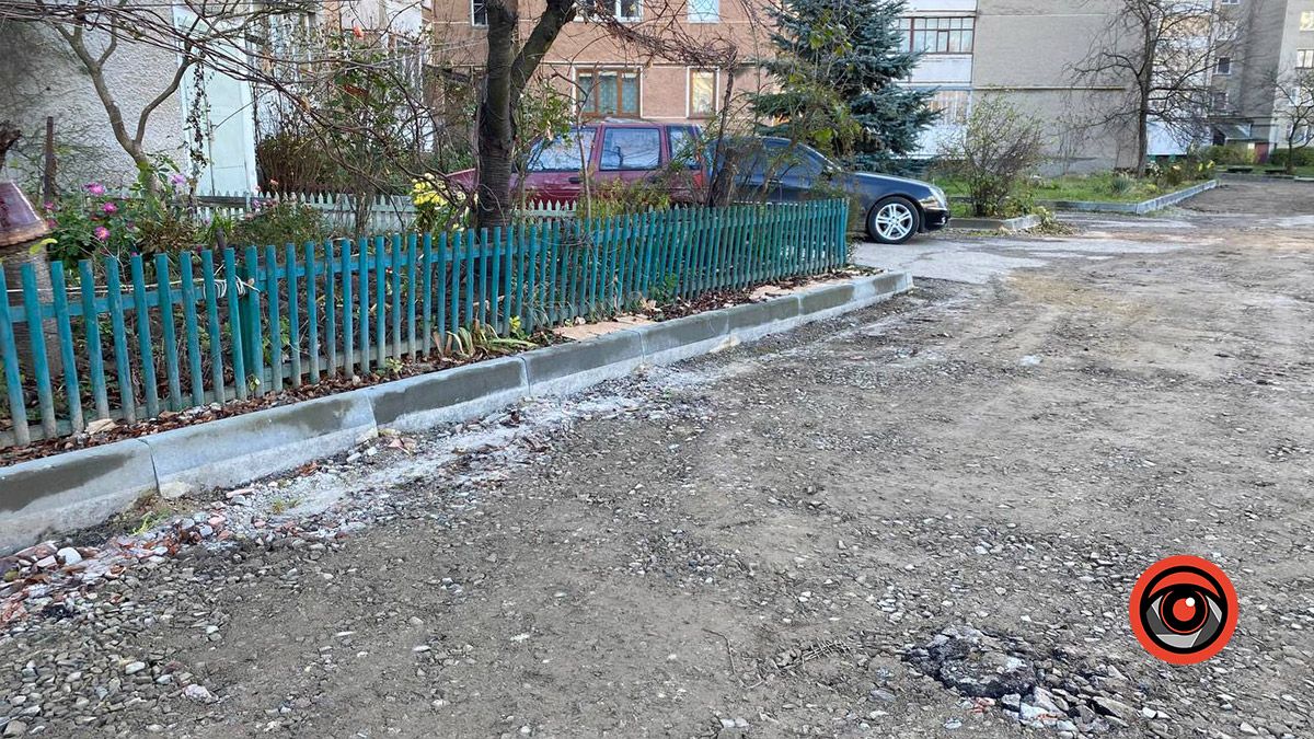 У Коломиї облагороджують прибудинкові території на вулицях Січових Стрільців та Лисенка 5