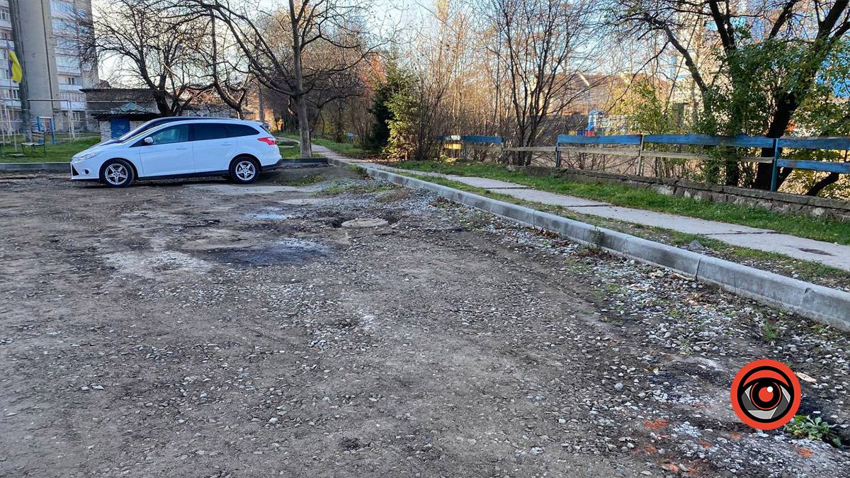 У Коломиї облагороджують прибудинкові території на вулицях Січових Стрільців та Лисенка 4