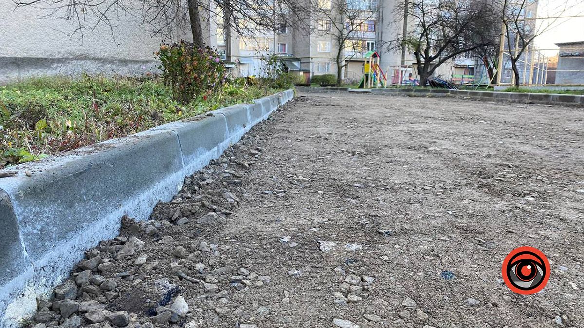 У Коломиї облагороджують прибудинкові території на вулицях Січових Стрільців та Лисенка 3