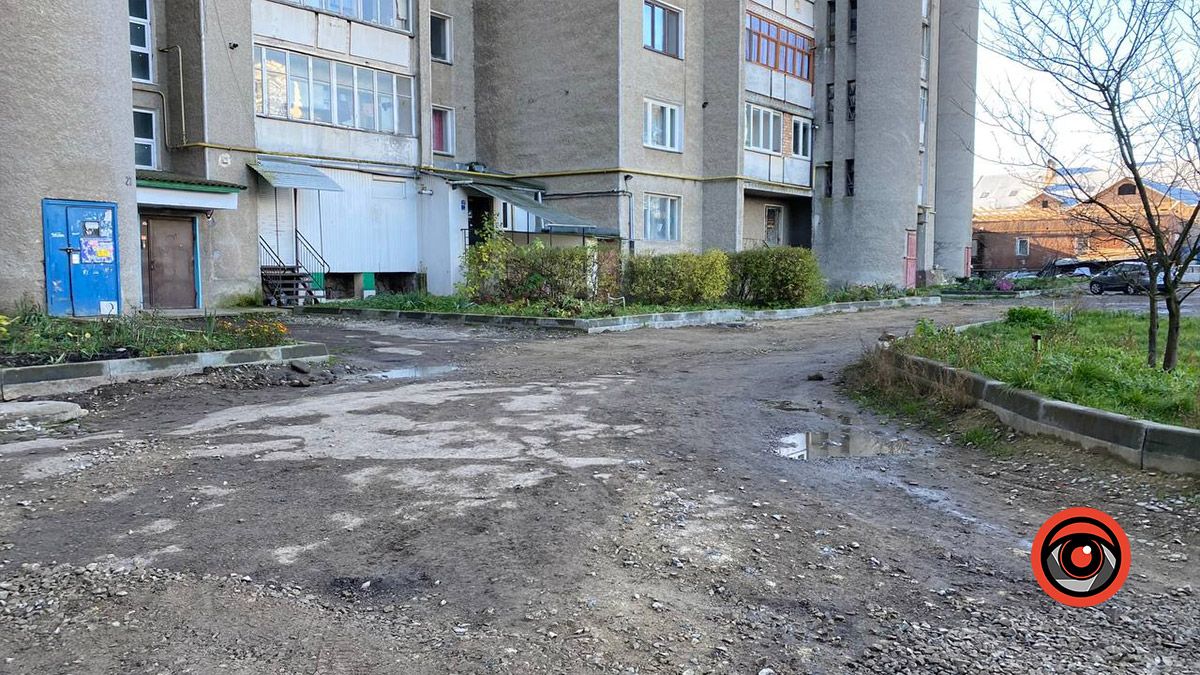 У Коломиї облагороджують прибудинкові території на вулицях Січових Стрільців та Лисенка 1