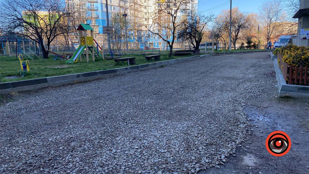 У Коломиї облагороджують прибудинкові території на вулицях Січових Стрільців та Лисенка