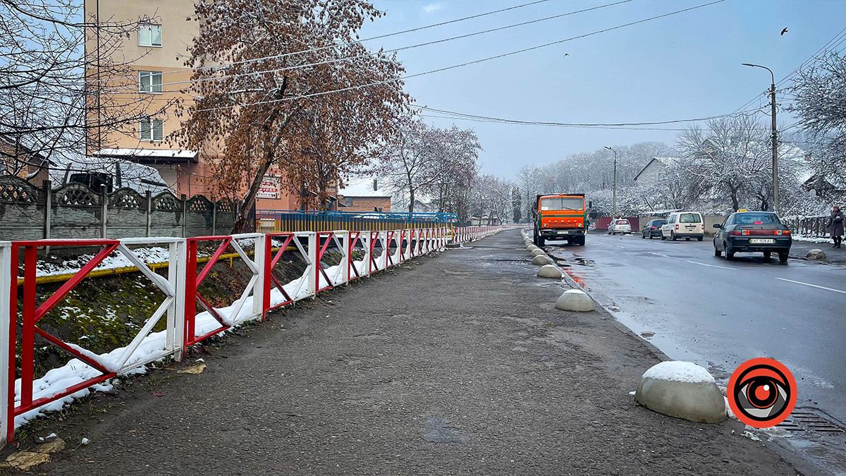 У Коломиї боряться з паркуванням на тротуарах
